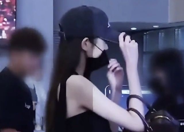 “유명인은 신원확인 특혜?”…장원영, 공항서 ‘마스크 빼꼼’ 논란
