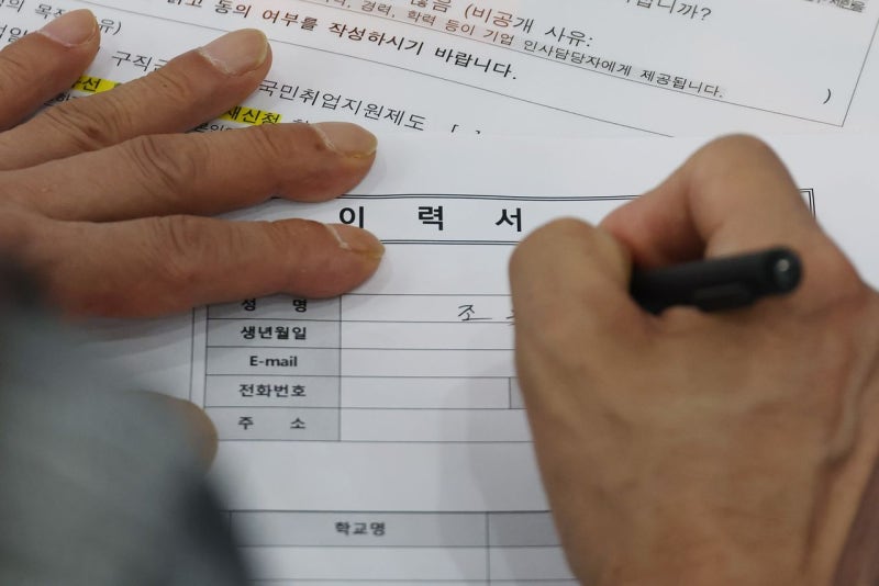 [사진] 중장년 구직자의 떨리는 손