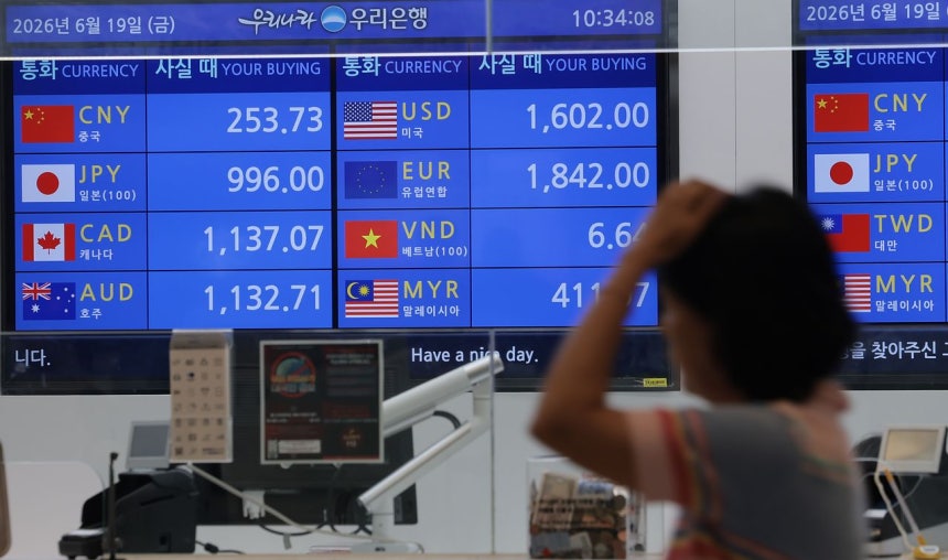 원·달러 환율이 1,530원대의 고환율이 지속된 19일 인천국제공항 제2여객터미널 환전소 전광판에 환율 시세가 표시돼 있다.뉴스1