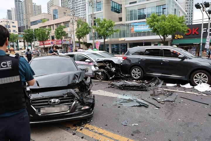 ‘쾅쾅쾅쾅쾅쾅쾅쾅’ 아수라장…70대 몰던 택시, 車 8대 들이받았다