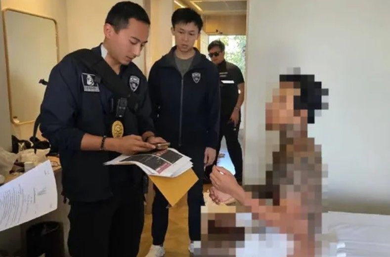 태국 파타야의 한 호텔 객실에서 한국인 남성 A씨가 현지 경찰 조사를 받는 모습. 사진 타이뉴스온라인 홈페이지 캡처