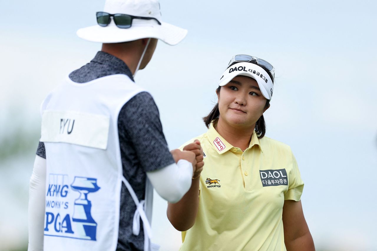 <b>유해란</b> 여자 PGA 챔피언십 단독 선두, 윤이나 2타 차 3위