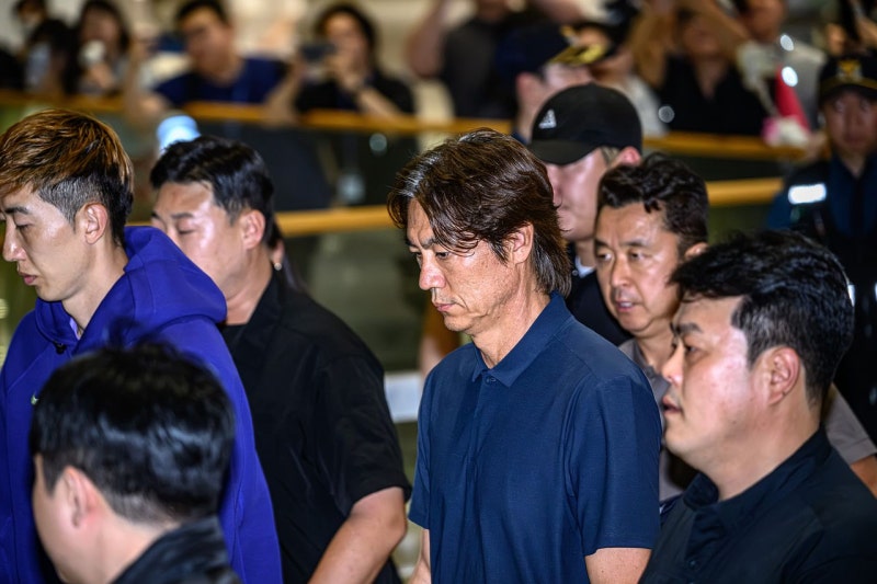 “한국서 꺼져”…호위 받으며 나온 홍명보, 귀국 2분만에 떠났다