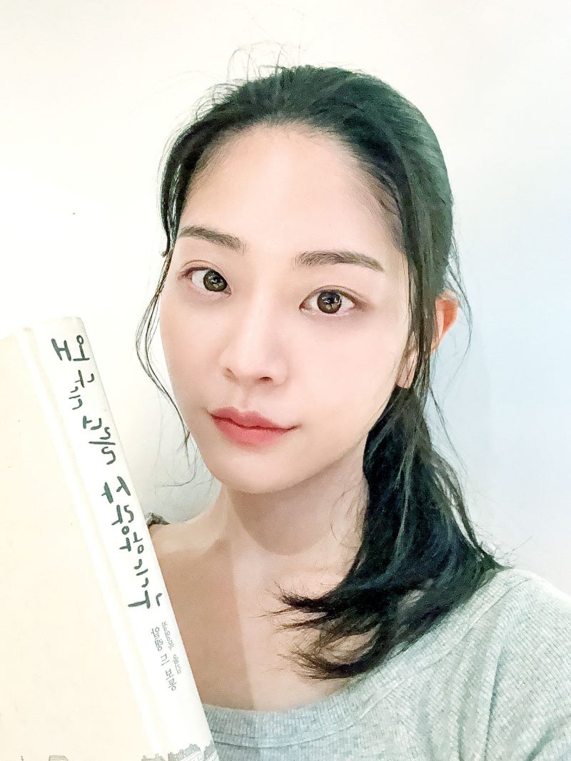 책방골목 순례하는 배우…“책은 <b>타인의 삶</b> 살게한다”