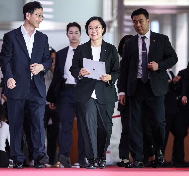 [사진] 한성숙 국무총리 첫 출근