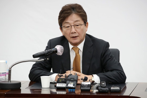 경찰, <b>유승민</b> 전 의원 <b>입건</b>…딸 교수 특혜 임용 혐의점 포착