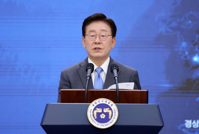 李대통령, <b>장동혁</b> 국민의힘 대표 <b>가족상</b>에 근조화환 보냈다
