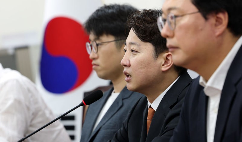 “이준석 한계 드러났다”…2% 늪에 빠진 개혁신당에 남은 선택지 대표 이미지