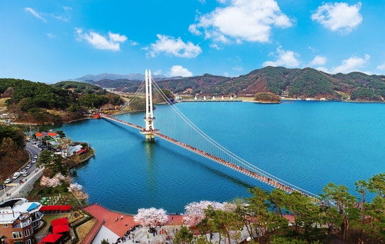 개통 6년만에 1000만 돌파...인기 여전한 출렁다리