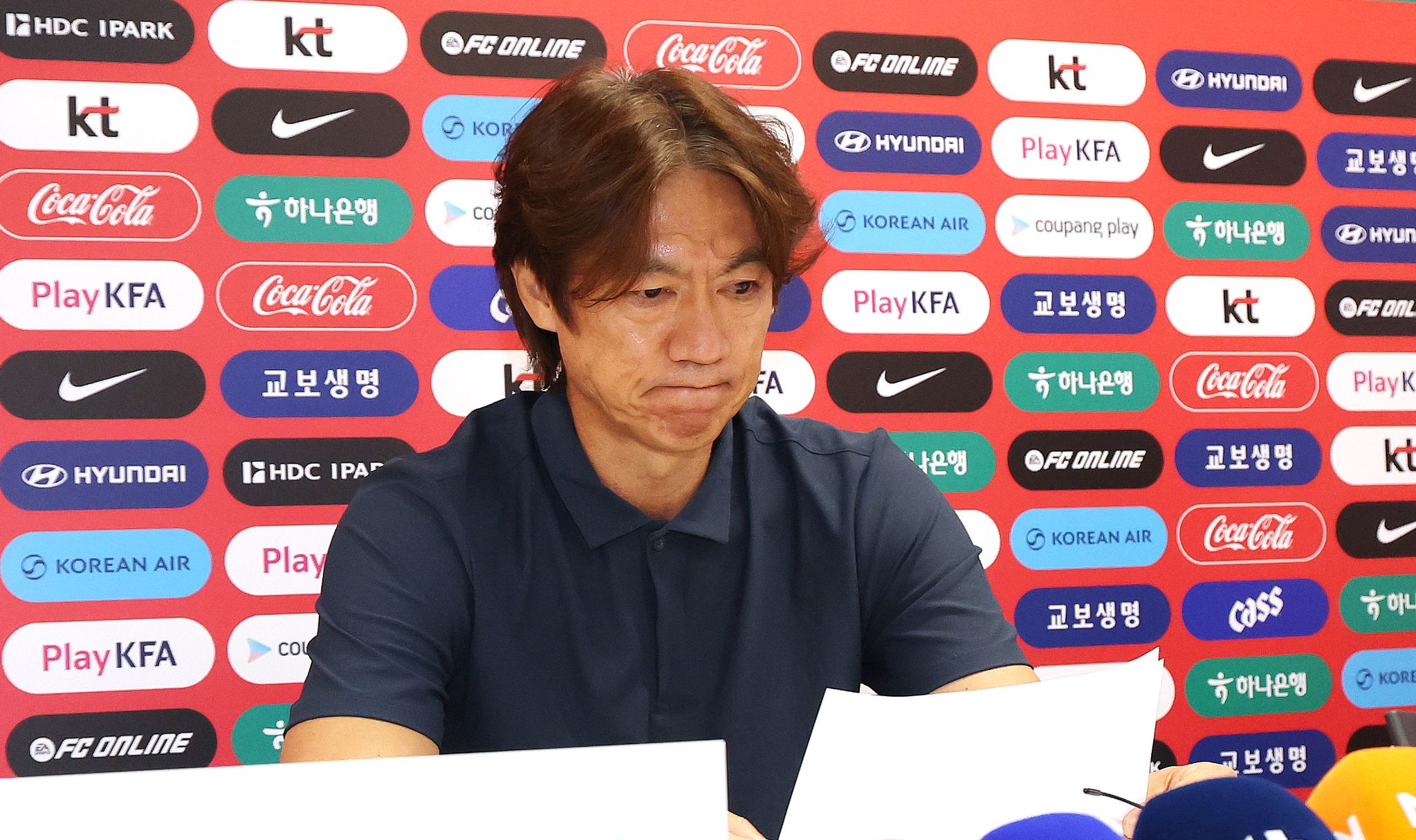 홍명보 1분30초 입장문 낭독, 우루과이 감독은 100분 기자회견