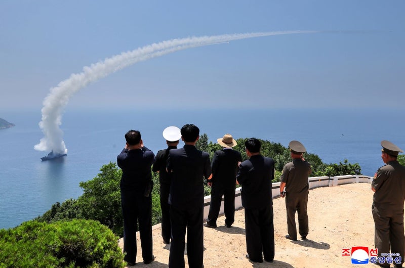 [사진] 순항미사일 쏘는 강건호, 김정은 참관