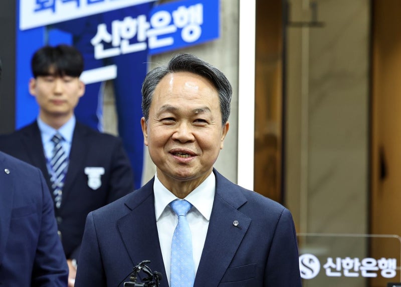 [Biz & Now] 진옥동 신한금융회장 “리더들부터 AI 활용하라”