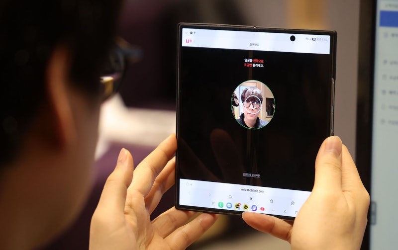 [사진] 휴대전화 ‘안면인증 개통’ 시작