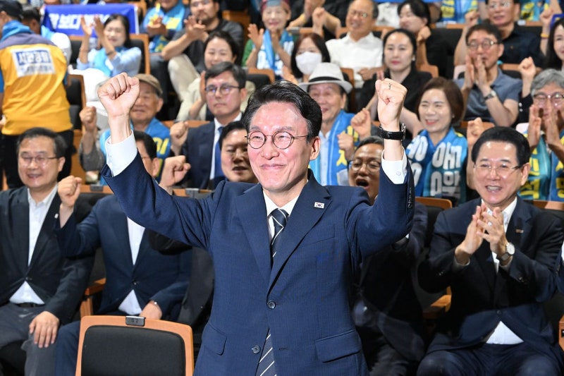 당대표 출마 1호 김민석, 첫날부터 정청래 때렸다