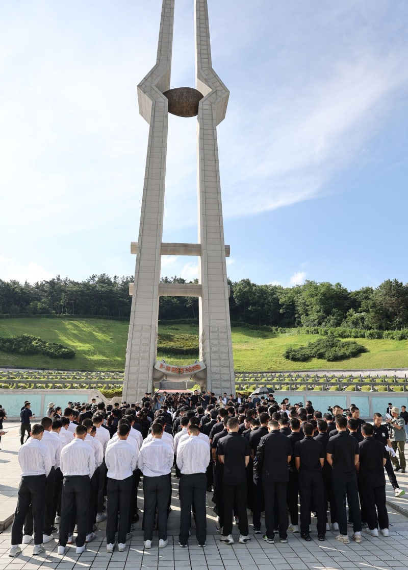 5·18 묘지 찾은 배재고 학생들…광주일고 교장 “어깨 펴라”