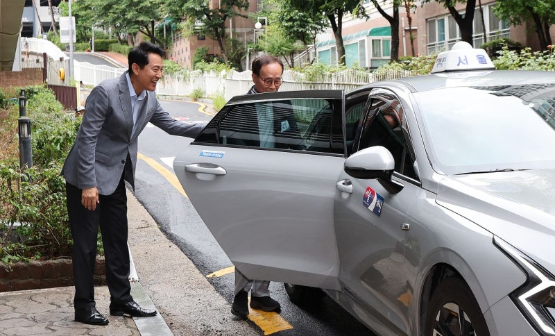 어르신, 길에서 택시 잡느라 고생 끝…120번 누르면 달려갑니다
