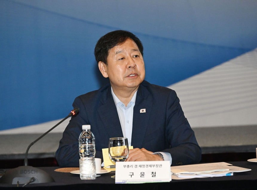 구윤철 부총리 겸 재정경제부 장관이 6일 서울 중구 웨스틴조선호텔에서 열린 민관합동 '서비스산업 경쟁력 강화 TF 2차회의'에서 모두발언을 하고 있다. 뉴스1