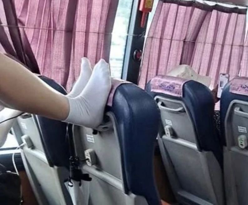안방도 아니고…버스 앞좌석에 신발 벗은 채 발 올린 여학생들