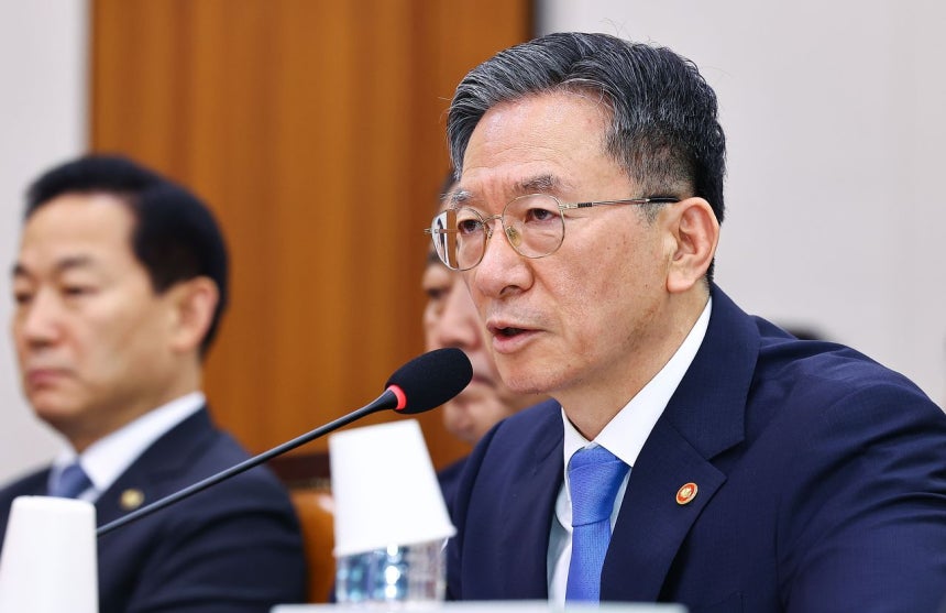 정성호 법무부 장관이 8일 서울 여의도 국회에서 열린 법제사법위원회 전체회의에서 의원들의 질의에 답변하고 있다. 김종호 기자