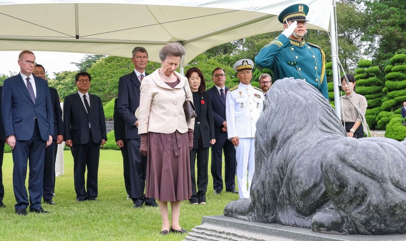 가장 부지런한 영국 공주, 참전용사 묘지부터 찾았다