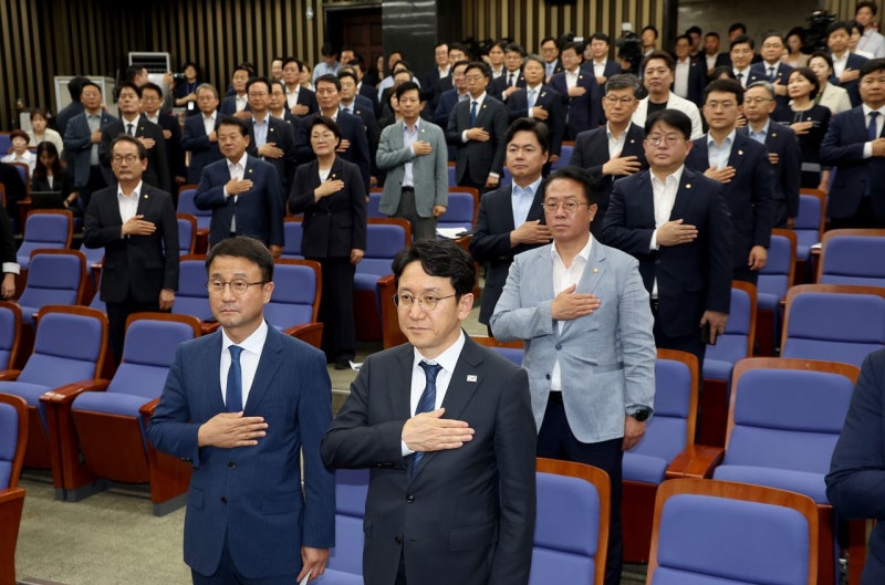 여당 의총 단상 오른 14명 중 9명 “보완수사권 일부 존치”