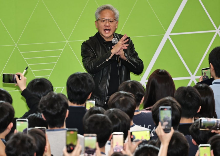 젠슨 황 엔비디아 최고경영자(CEO)가 지난 6월 8일 서울대학교 해동첨단공학관에서 열린‘빌드어클로(Build-a-Claw)’행사장을 찾아 학생들을 상대로 강연을 하고 있다.장진영 기자.