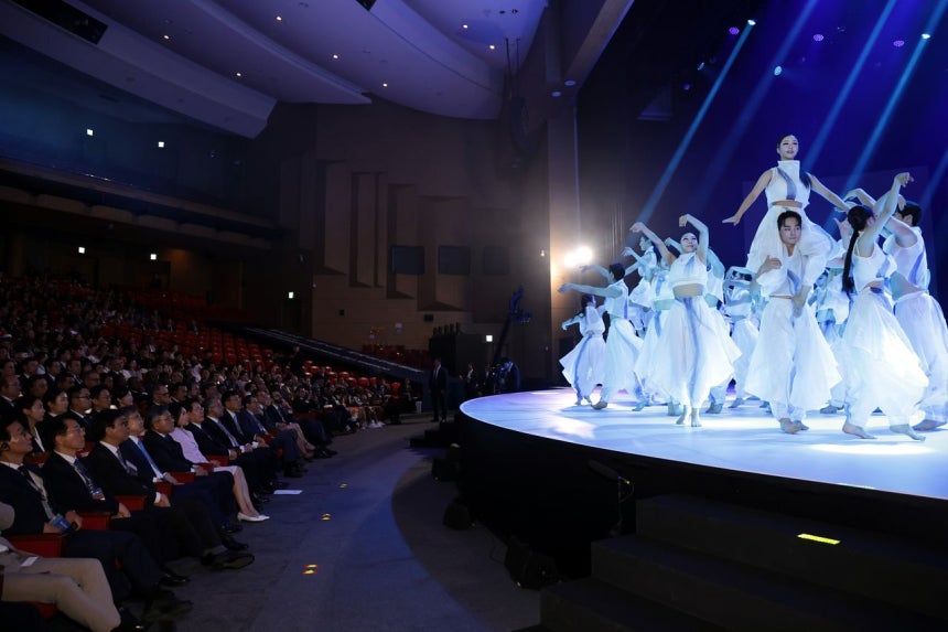 19일 부산에서 열린 제48차 유네스코 세계유산위원회 개회식에서 문화공연이 펼쳐지고 있다.청와대통신사진기자단