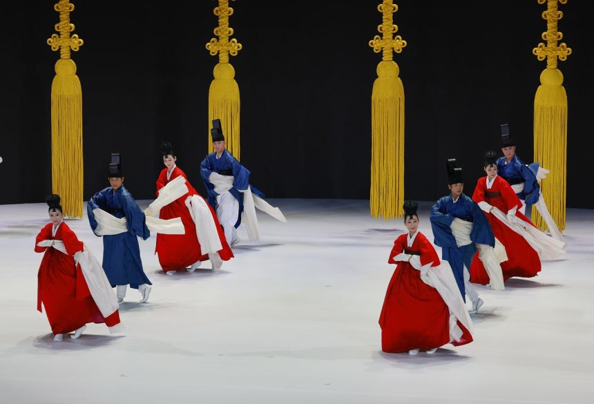 19일 부산에서 열린 제48차 유네스코 세계유산위원회 개회식에서 공연단이 축하공연을 하고 있다.청와대사진기자단