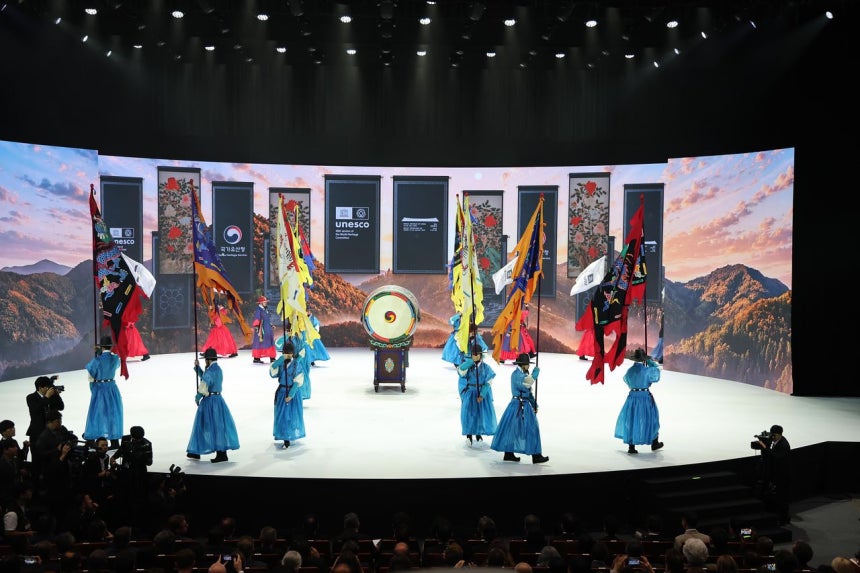 19일 부산에서 열린 제48차 유네스코 세계유산위원회 개회식에서 공연단이 축하공연을 하고 있다.청와대사진기자단