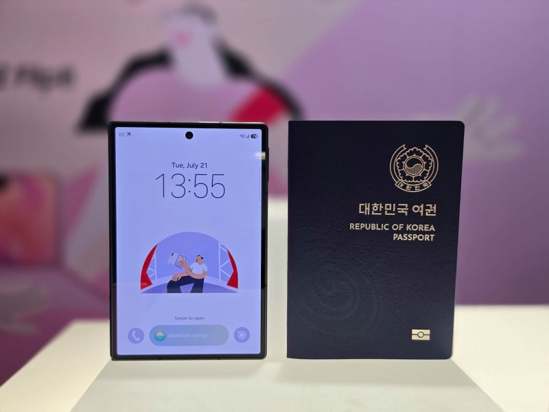 애플 따라올 수 있겠어?…‘여권’만해진 갤<b>폴드8</b>