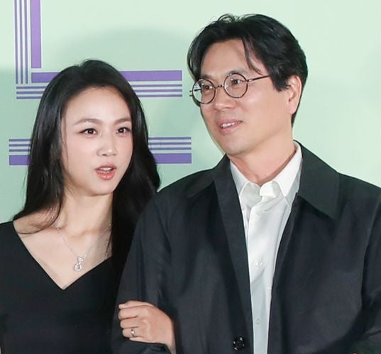 탕웨이 47세에 둘째 출산 성공, 네 식구 손잡은 감동의 순간
