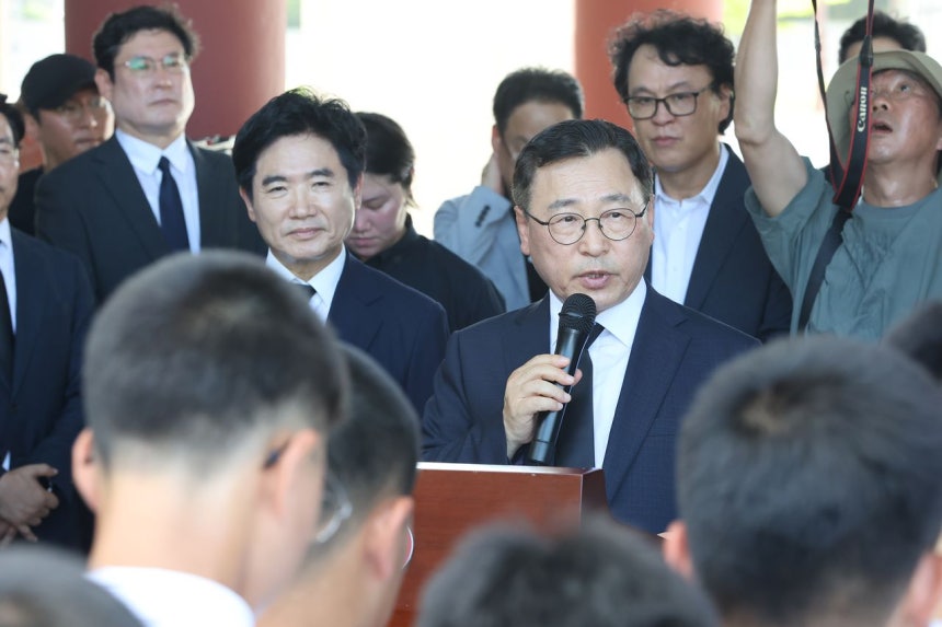 지난 6일 배재고 선수들과 국립 5·18민주묘지를 참배한 정근식 서울시교육감이 학생들 앞에서 발언하고 있다. 배재고 야구부 학생선수와 지도자, 학부모 등은 고교야구 경기 중 불거진 ‘5·18 조롱 논란’과 관련해 당