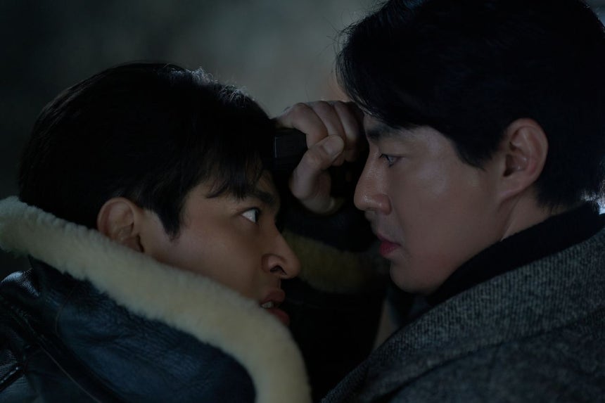 영화 '휴민트'의 한 장면.국정원 블랙요원 조과장(조인성,오른쪽)과 북한 보위성 조장 박건(박정민)이 대립하고 있다.극장에선 큰 재미를 못 봤지만 넷플릭스로 출시돼 글로벌 영화(비영어) 부문 1위에 오르는 등 