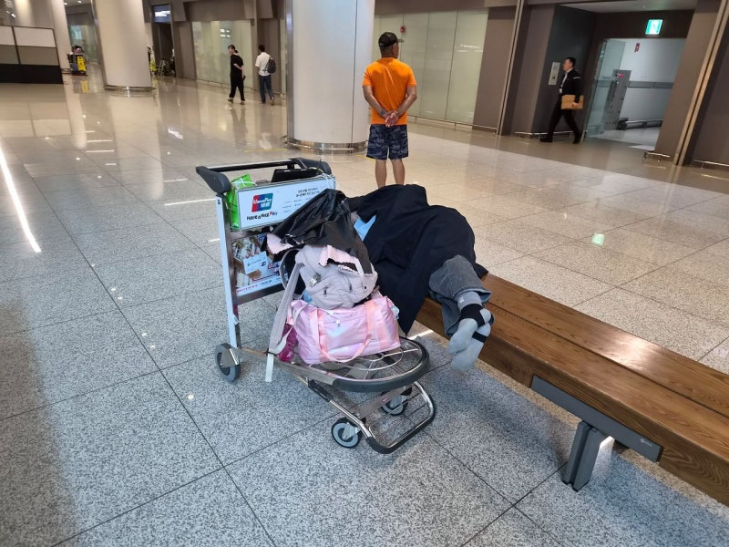 노숙인 200명 몰려들었다, 울고싶은 인천공항