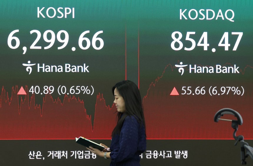 10일 서울 중구 하나은행 딜링룸 현황판에 코스피와 코스닥지수가 표시되고 있다.이날 코스피는 40.89포인트(0.65%) 오른 6,299.66으로,<a href=
