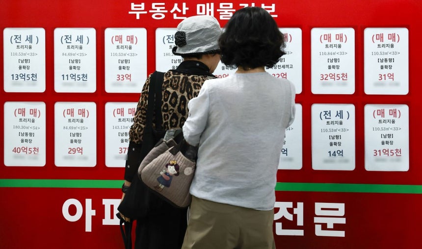 재정경제부가 3일 발표한 2026년 세제개편안에 따르면 비거주 1주택자의 세 부담이 강화된다. 사진은 6일 오후 서울 시내의 한 부동산의 모습. 뉴스1.