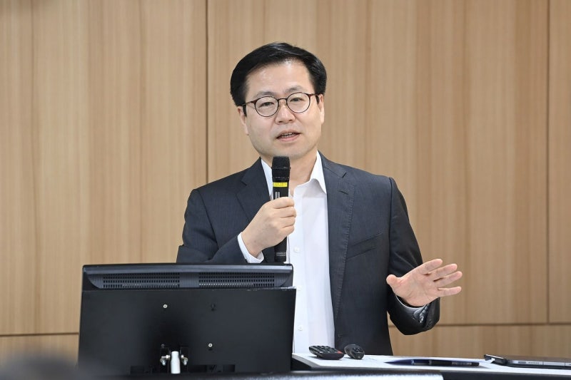 ‘협상 사령탑’ 돌연 <b>직권면직</b>…<b>여한구</b> “추측성 보도 자제해달라”