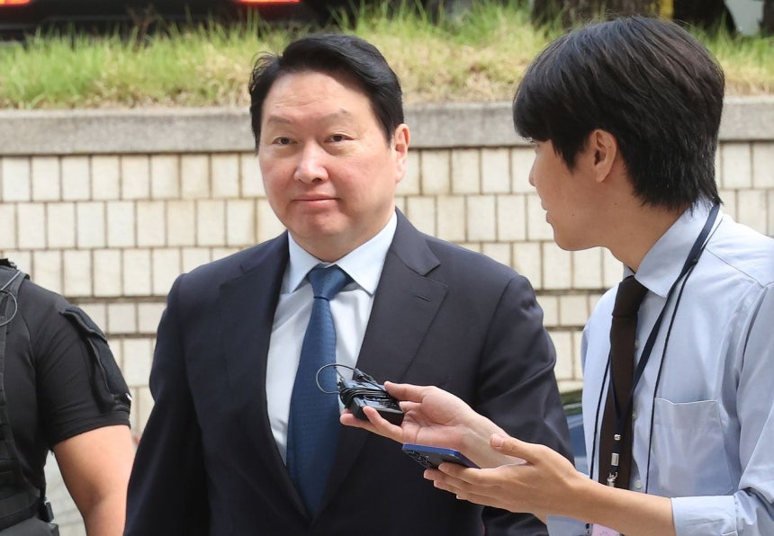 최태원 SK그룹 회장이 지난 6월 26일 서울 서초구 서울고등법원에서 열린 재산 분할 파기환송심 2차 변론기일에 출석하고 있다.사진공동취재단