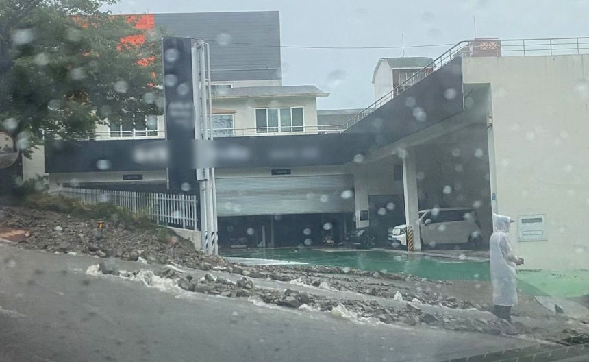 17일 오전 경남 거제시 옥포동 한 도로에 호우로 토사와 돌이 흘러내려 도로 위에 쌓여 있다.연합뉴스