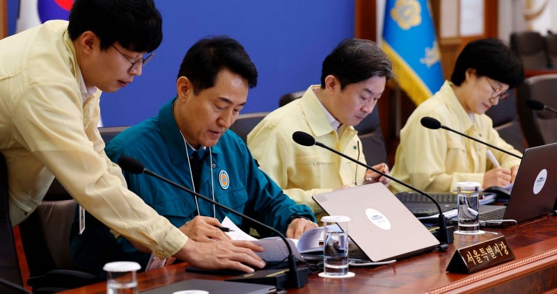 <b>오세훈</b>, 李 앞에서 “<b>용산공원</b> 아파트 <b>반대</b>…닥공도 원칙 있다”