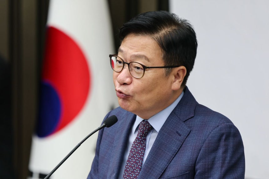 정점식 국민의힘 원내대표가 21일 서울 여의도 국회에서 열린 의원총회에 참석해 모두발언을 하고 있다. 뉴스1