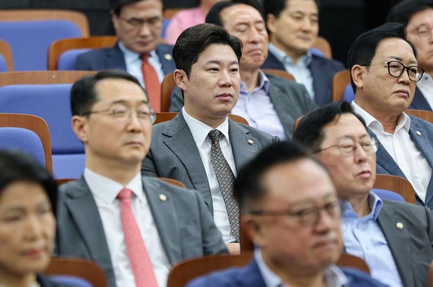 국민의힘 중앙윤리위원회로 부터 당원권 정지 징계를 받은 진종오 의원이 21일 서울 여의도 국회에서 열린 의원총회에 참석해 있다. 뉴스1