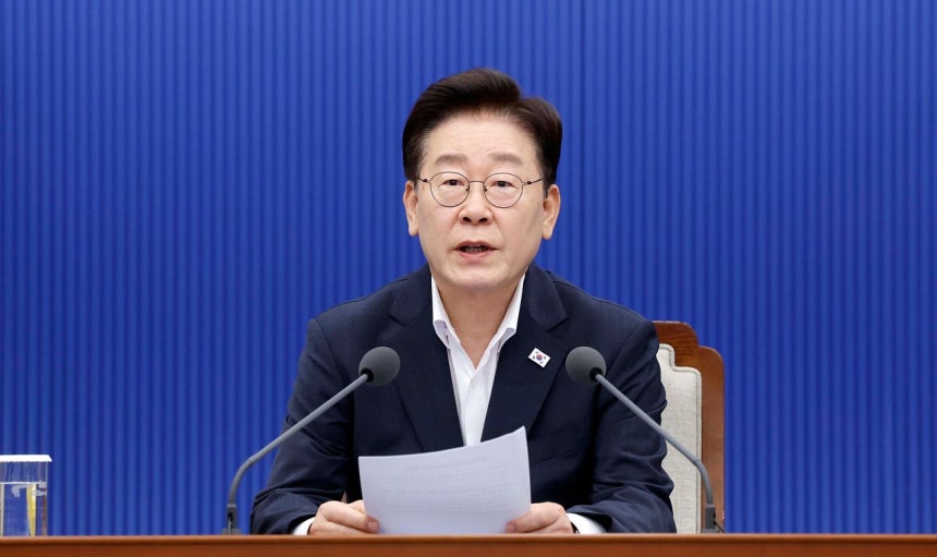 이재명 대통령이 21일 청와대에서 열린 정부 출범 이후 첫 반부패정책협의회에서 발언하고 있다. 반부패정책협의회는 각 부처가 개별적인 비리 사건들에 대응하는 것을 넘어 범정부 차원에서 반부패 정책을 종합적·체계적으로 