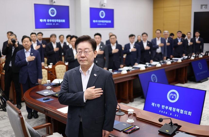 이재명 대통령이 21일 청와대에서 열린 제1차 반부패정책협의회에서 국민의례를 하고 있다. 연합뉴스