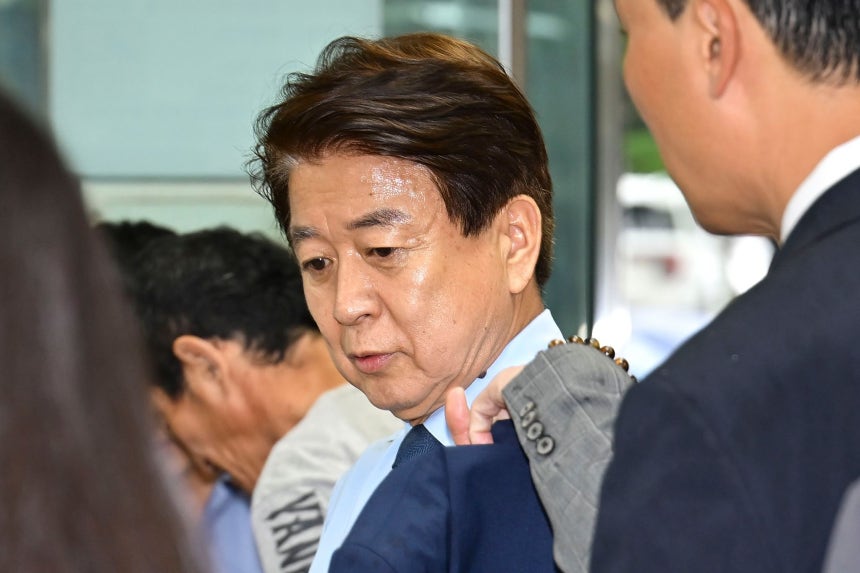 노웅래 전 더불어민주당 의원이 지난달 22일 서울 서초구 서울중앙지방법원에서 열린 정치자금법 위반 혐의 항소심 선고 공판에 출석하고 있다. 연합뉴스