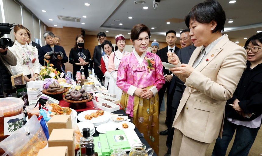 지난 2025년 12월 8일 송미령 농림축산식품부 장관이 세종시 정부세종청사에서 열린 대한민국 식품명인 지정서 수여식에 참석하여 기김치 박미희 명인에게 설명을 들으며 시식하고 있다. 뉴스1