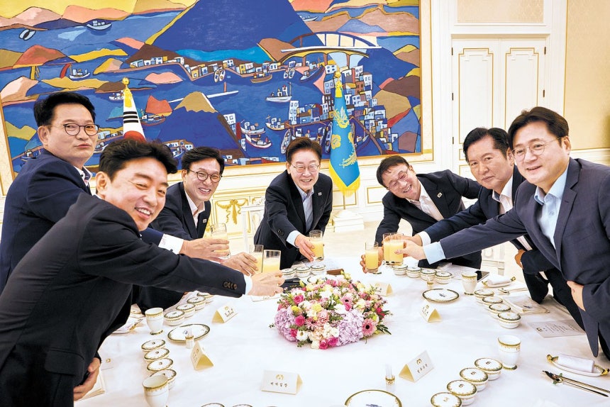이재명 대통령이 19일 청와대에서 열린 더불어민주당 당대표 출마자들과 만찬 간담회를 가졌다. 테이블 왼쪽부터 강훈식 비서실장, 송영길 후보, 김민석 대표, 이재명 대통령, 한병도 원내대표, 정청래 후보, 홍익표 정무