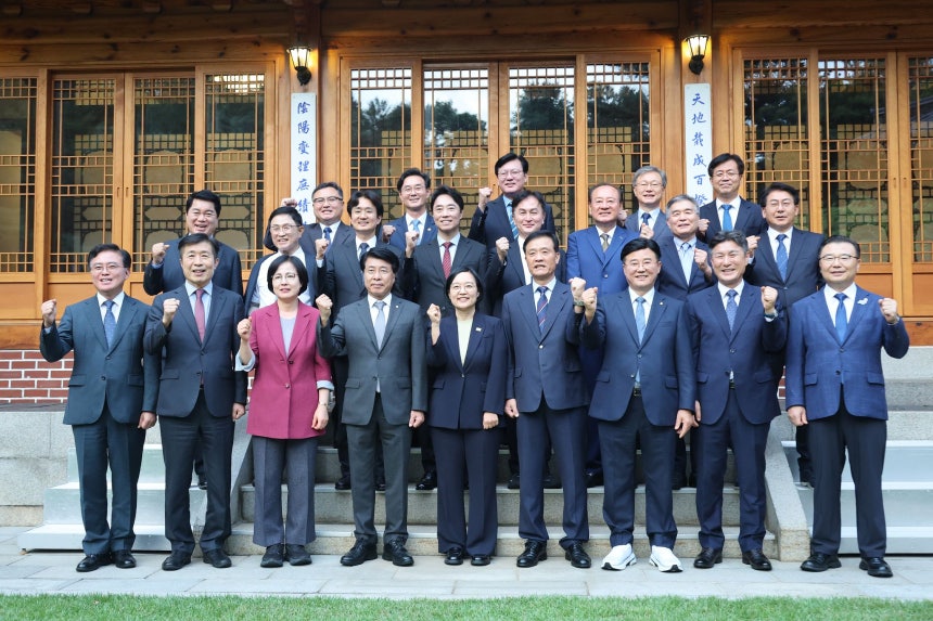 한성숙 국무총리(앞줄 왼쪽 다섯번째)가 21일 서울 종로구 삼청동 국무총리 서울공관에서 열린 주택공급 관련 서울 구청장 간담회에 앞서 참석자들과 기념 촬영하고 있다. 연합뉴스