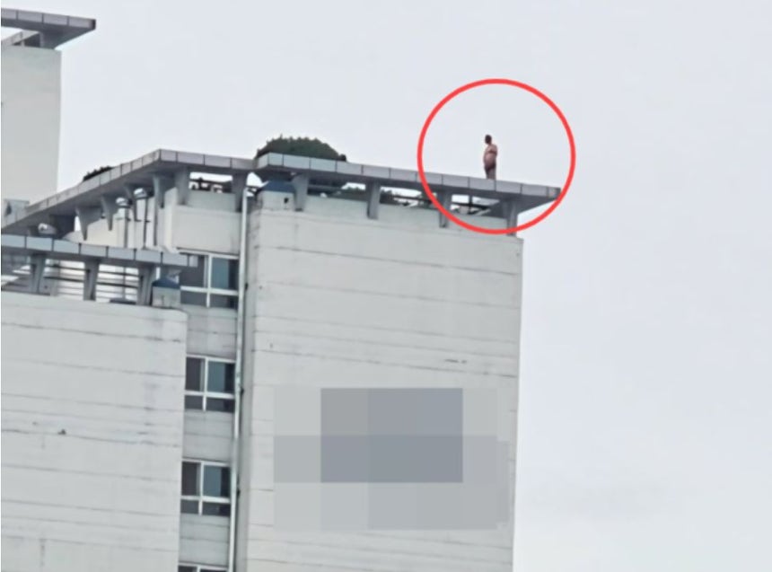 의정부 한 아파트 옥상에서 한 중년 남성이 투신 소동을 벌였다. 연합뉴스〈독자제공〉
