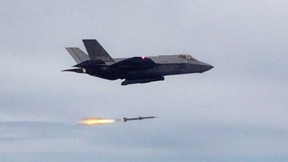 공군 F-35A 전투기가 2024년 8월 서해상에서 순항미사일과 무인공격기 역할을 하는 훈련용 표적을 향해 AIM-120C 공대공 미사일을 발사하고 있다.공군
